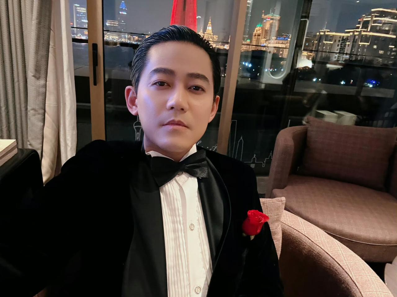 哈哈，这是苏醒吗[捂脸哭]，还别说，穿这一身去打牌肯定能赢！这到底是要参加什么节