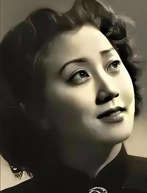 2012年，北京，92岁的蒋英安详离世。葬礼上，遗体覆盖着鲜红的党旗。有人嘀