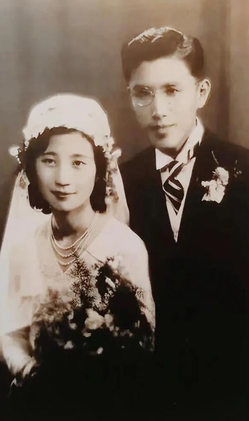 1929年，27岁清华教授周培源被催婚。朋友拿出一沓照片让他选女友。他漫不经心随
