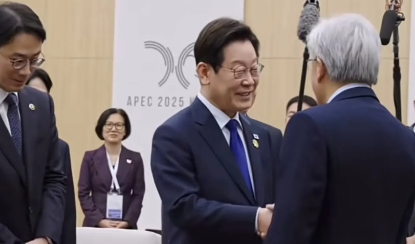 毕竟是市值50000亿美元英伟达公司的CEO啊，这就是底气！黄仁勋与韩国总统李