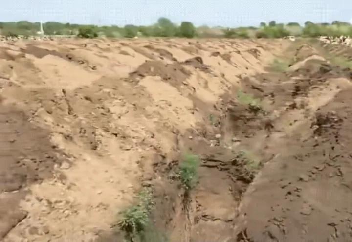 ​在乌克兰的荒郊野外，大型挖掘机正在马不停蹄地工作着，挖出了大大小小30多个深坑