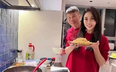 陶喆真是再一次证明，娶妻要娶年纪小的，你老了，她还美得赏心悦目。江佩蓉比陶喆小