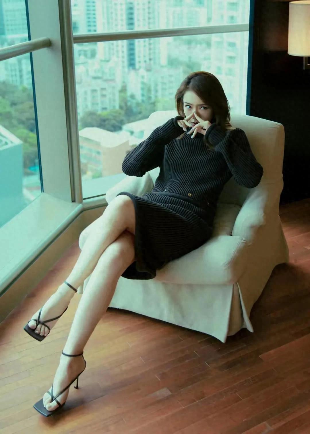 戚薇完美的诠释了腿是女人的第二张脸！