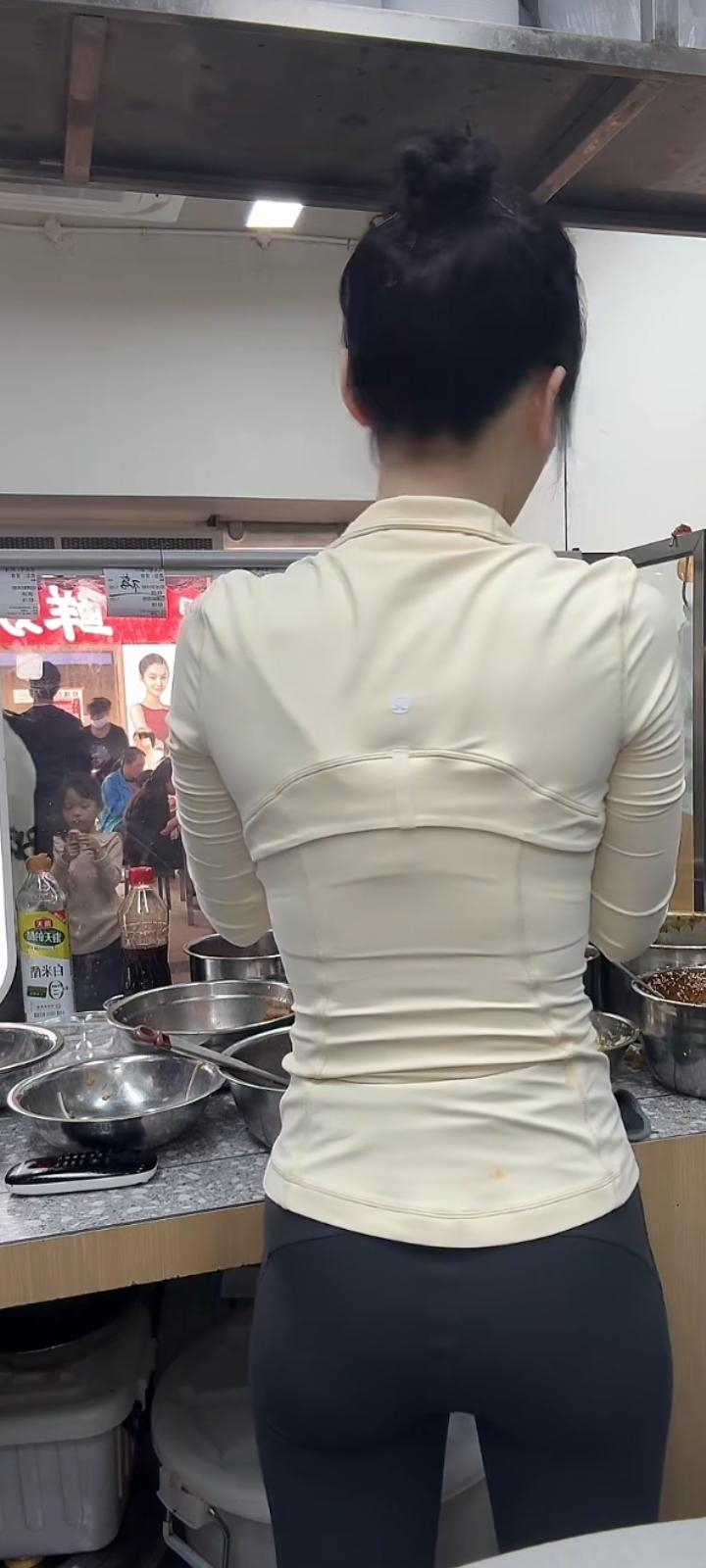 风过疏林，翻动了书页里的旧时光。春日如约，在枝头绣出嫩绿，也在眉间抚平褶皱。万物