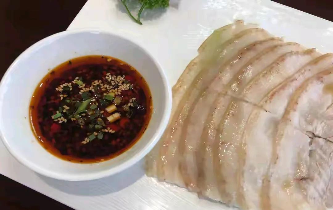 四川宜宾李庄白肉没有想象中那么好吃！李庄白肉的吃法和大多数吃肉先把肉煮熟再蘸佐料