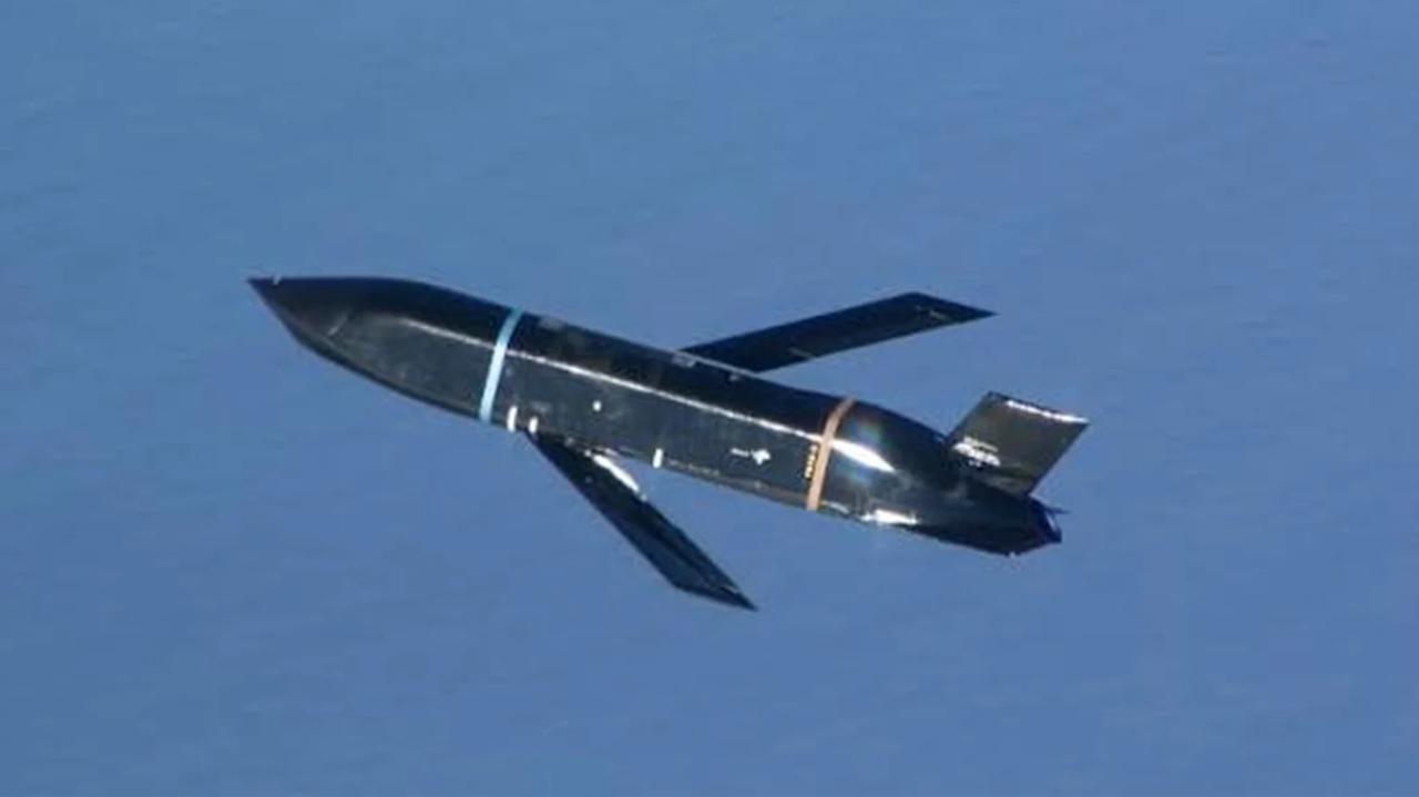 B-2“幽灵”亮剑：美军在太平洋试射新型隐形反舰导弹，精准摧毁靶舰   