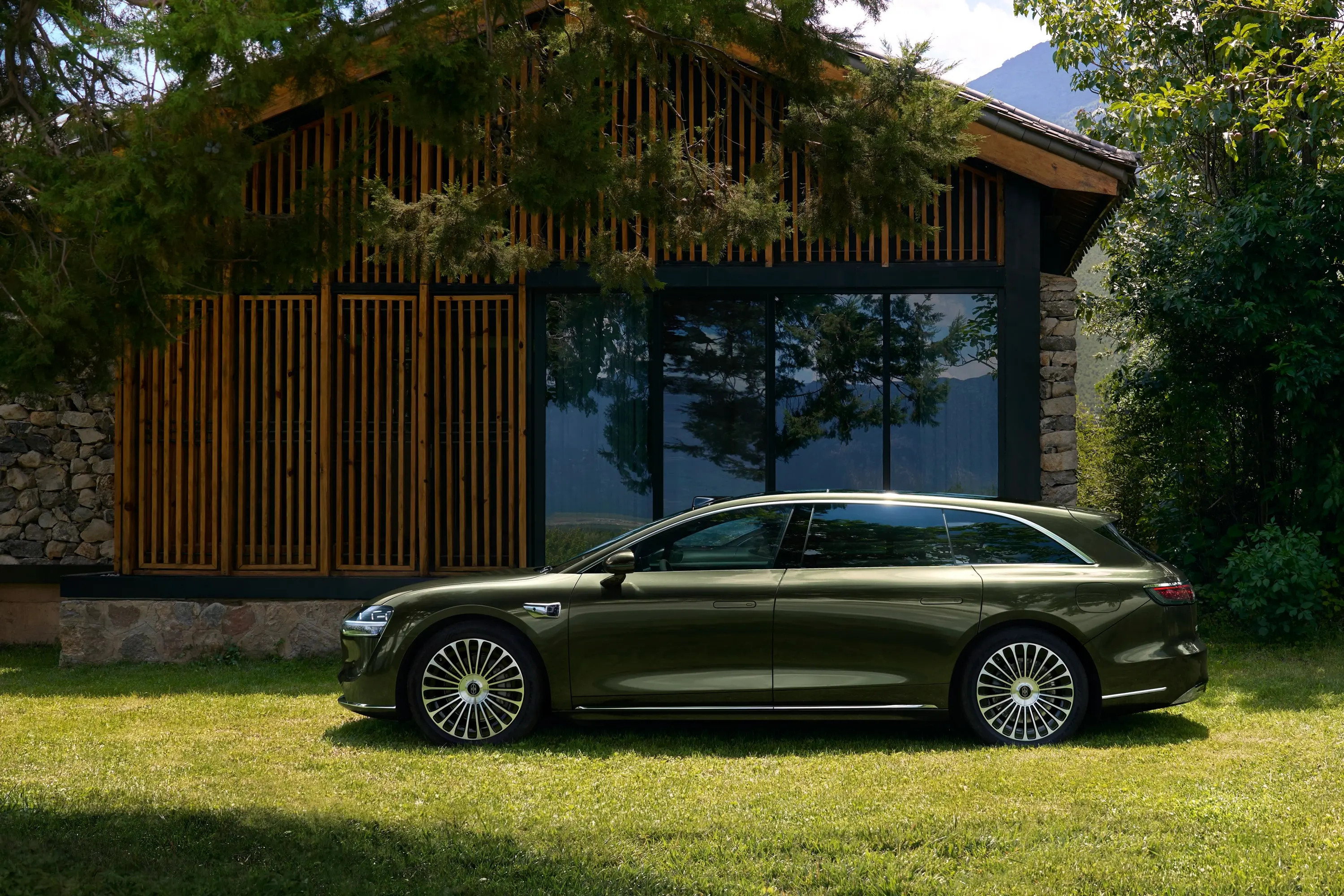 最近发现这款旅行车是真火，本来以为旅行车小众，没想到大家抢着订，好多换购的朋友都