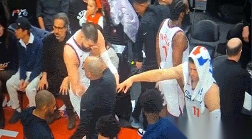 刷到哈登一把薅住祖巴茨那个镜头，我真没绷住。那表情，眉头拧得跟麻花似的，就差把