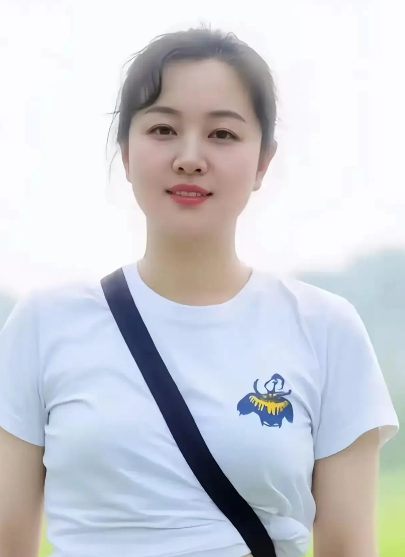 村两委换届选举马上就要开始了，听说我们村有两个人要竞选妇女主任。一个是现任村委委