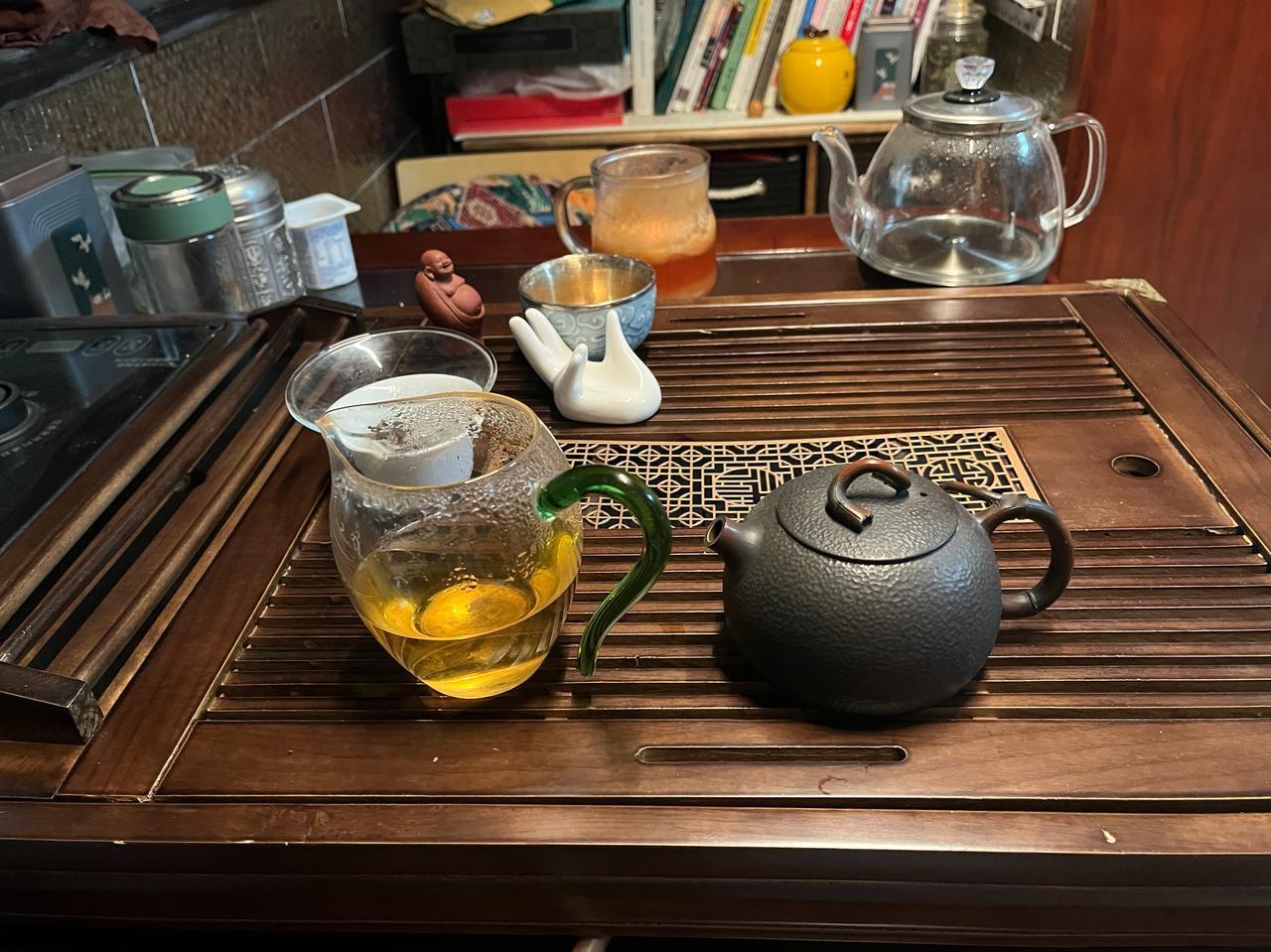 一群朋友聚会，围桌喝茶，主人讲了一堆茶经，展示一堆收藏好茶，俨然“茶博士”，引满