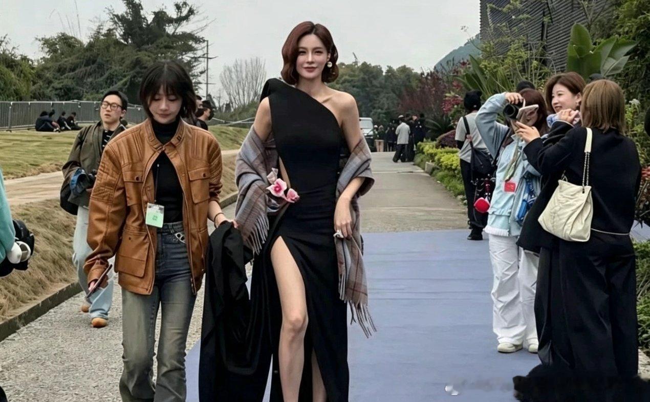 突然懂杜海涛了，沈梦辰直接把周边人都比下去了。​​​
