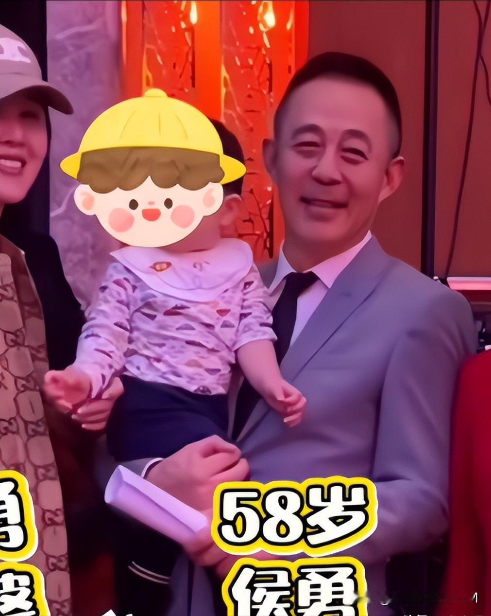 难怪侯勇会笑到“见牙不见眼”！58岁的他罕抱2岁儿子公开露面，90后三婚妻子个儿