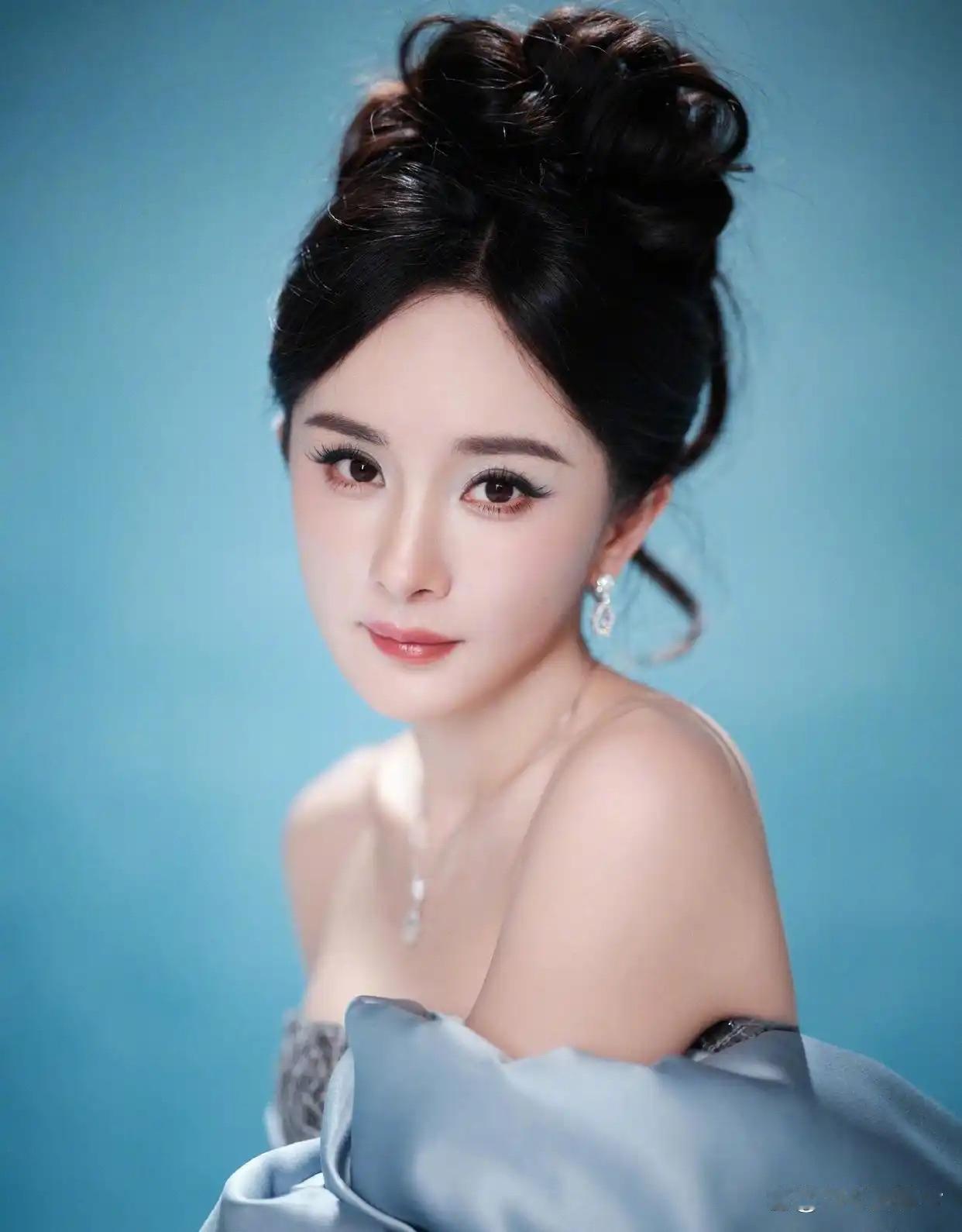 杨幂——冰蓝色抹胸鱼尾裙，气韵生动，风姿秀美！