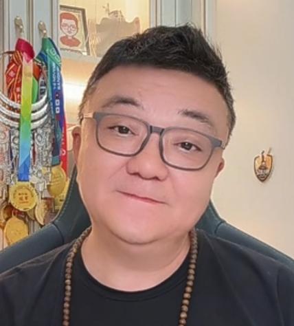 董路又开炮了，这次对准的是自己足球小将的家长。 14岁小将李昊炎成功签约巴萨