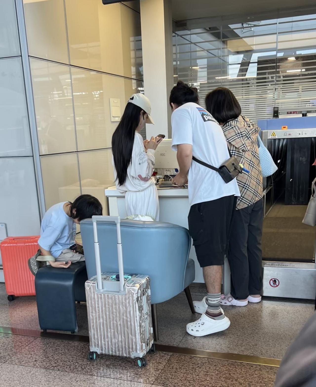 37岁Angelababy和儿子、妈妈、弟弟一起到马尔代夫旅游，一家人在机场被偶