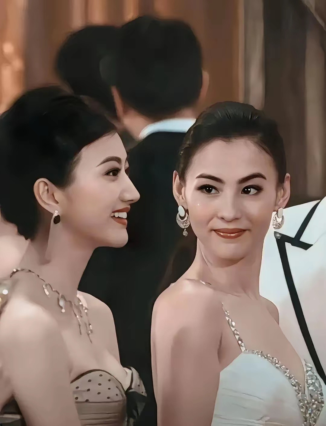 景甜真的不愧被称为“人间富贵花”，真的和谁同框从来都没输过呢！