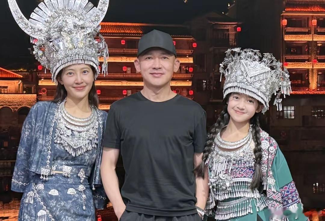 聂远与妻女合照，母女穿民族服装，11岁天天身高出众小梨涡好美​​​