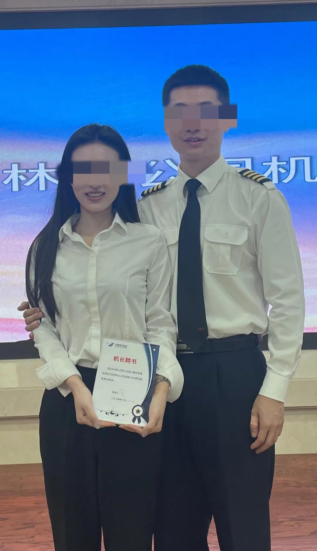 去年10月份夫妻俩还拿着机长聘书美美的拍照，不过半年多两人就阴阳两隔，短短8个月