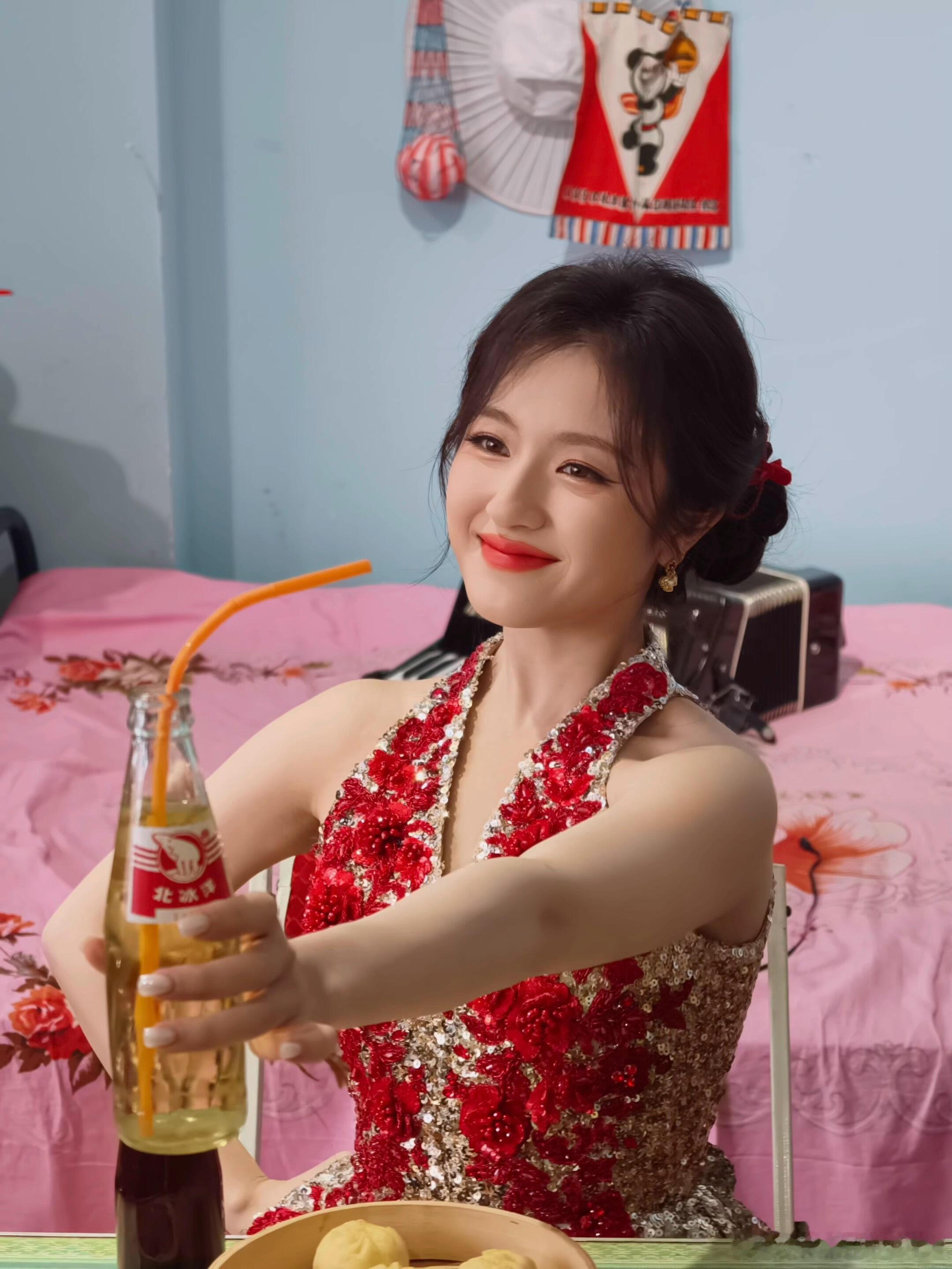 明媚感要溢出屏幕了兰迪这个造型简直就是个小福娃来着真的好美好明媚😻李兰迪｜李兰