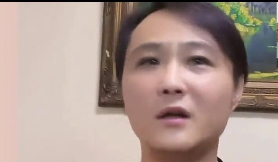 徒弟骂师父，居然成了最稳的饭碗。直播间里每骂一次德云社，他就多赚50万打赏。