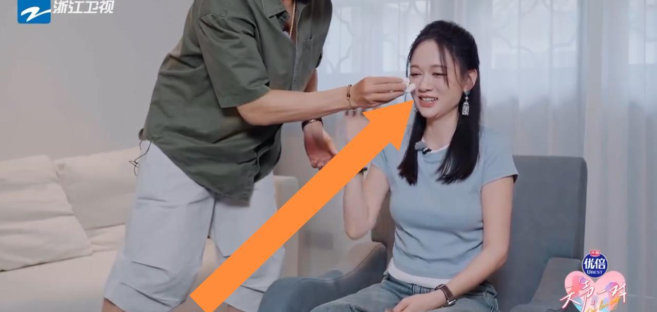 陈乔恩后期备采哭了，他老公慌忙给她递纸巾，赖着不走了，陈乔恩却各种催促他坐