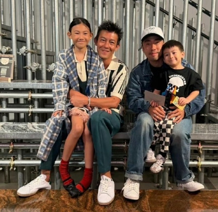 陈冠希把8岁女儿宠成小公主，抱着女儿一脸的自豪和溺爱。女儿颜值一般，打扮酷酷的，