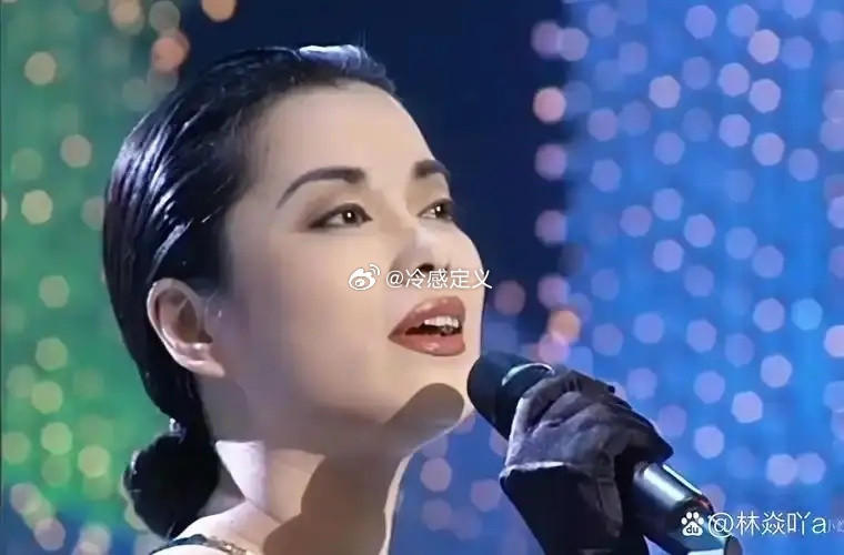 1999年，28岁的谢津在洗澡后，从23层高楼一跃而下。临终时，她躺在母亲怀里，