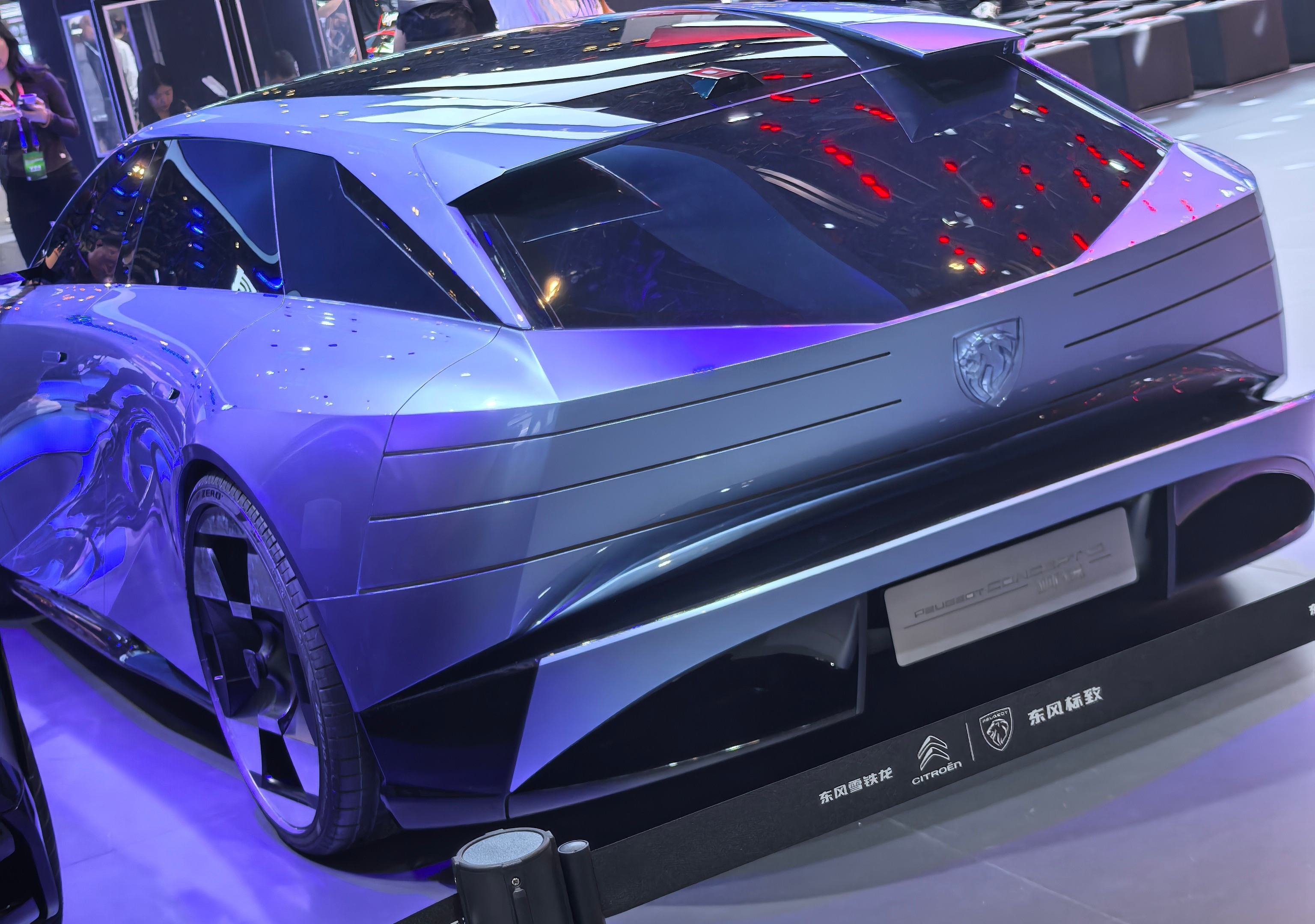 2026北京车展标致展台，为定位旗舰轿车的Concept6狮锐、定位全尺寸智