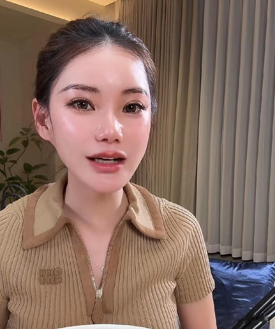 马筱梅今天直播间真是红光满面啊，气色非常好，比前段时间胖了点，她是真能吃啊，酸辣