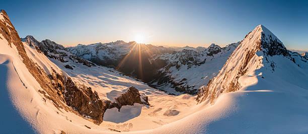 一位大商人说：面对生人别露穷，面对熟人别露富：这才是真正的人情智慧。为什么“