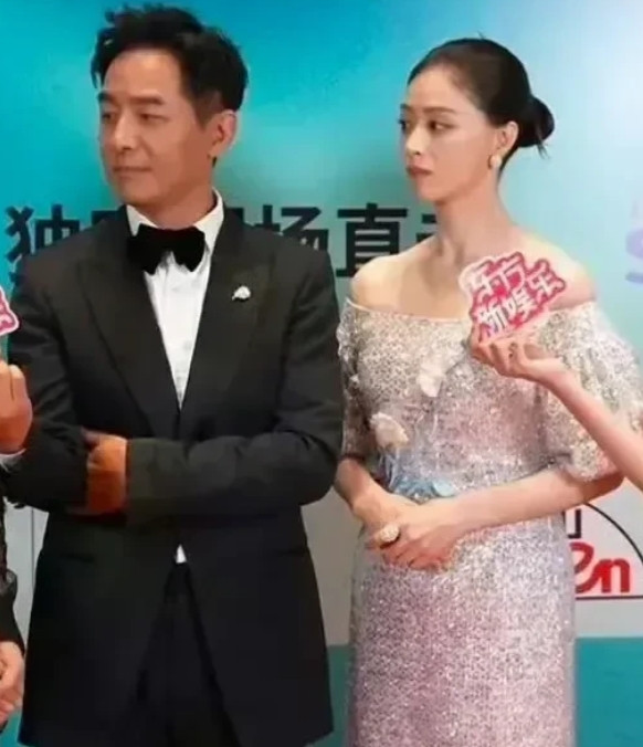 蒋欣长相就是传说中的大青衣长相吧，上镜不是很惊艳，现实中却是人群中最舒服的那个。