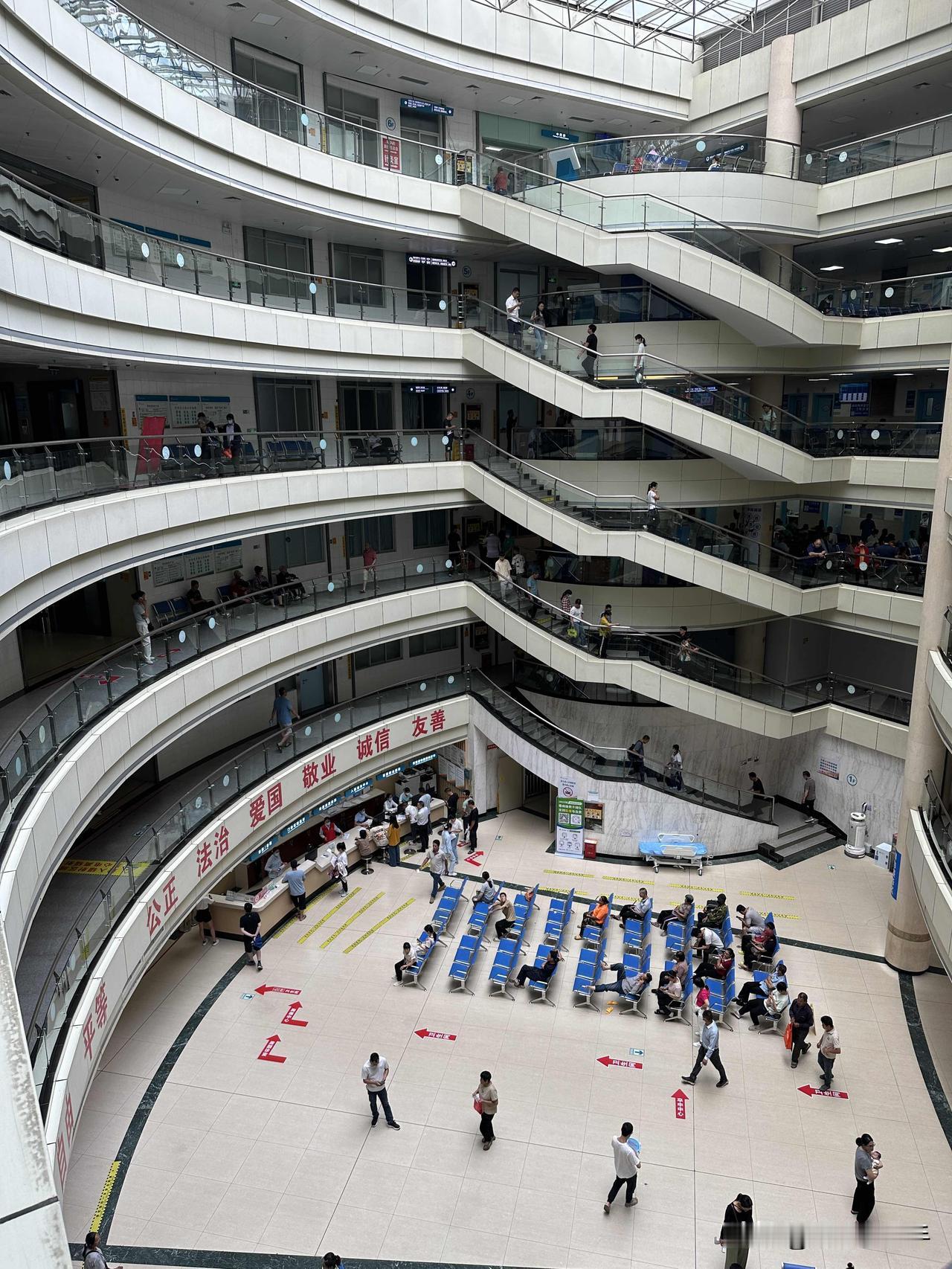 贵港人民医院下午的人流量没有早上那么多，但是总体来说，人还是很多的，尤其是拍片，