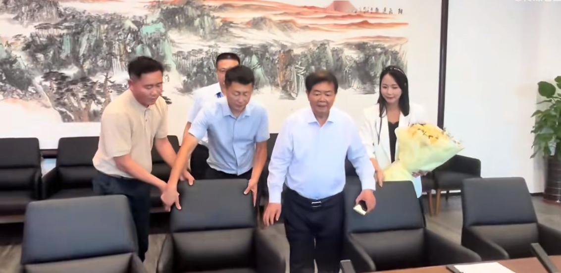 前一段时间，网上流传出福耀玻璃创始人曹德旺的一段视频，说曹老走路需要人搀扶、瘦脱