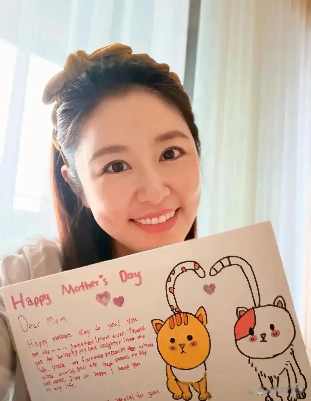 林心如晒女儿送的母亲节礼物，9岁小海豚写全英文贺卡，字很漂亮