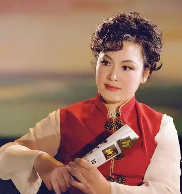 2000年，歌坛家喻户晓的艺术家李谷一举报东方歌舞团团长田玉斌腐败。田玉斌得知被