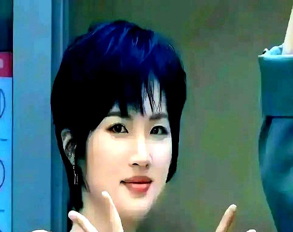 郭京飞把账单往姚安娜面前一甩，“今晚你请！”全场愣了三秒，以为前辈发难。结果姚安