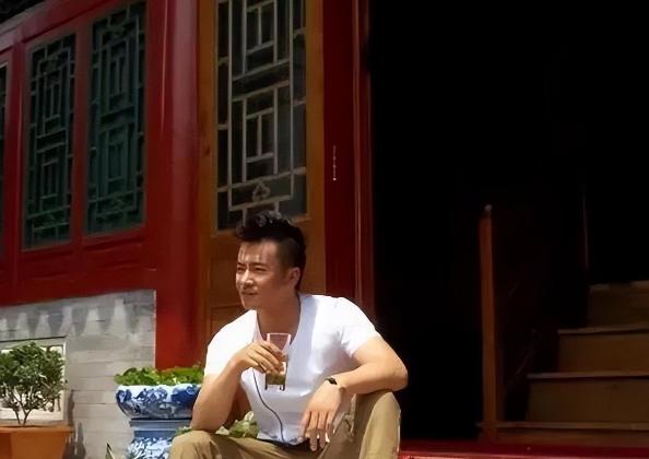 2004年，他花260万在北京买了两套连厕所都没有，破破烂烂的四合院，当时所有的