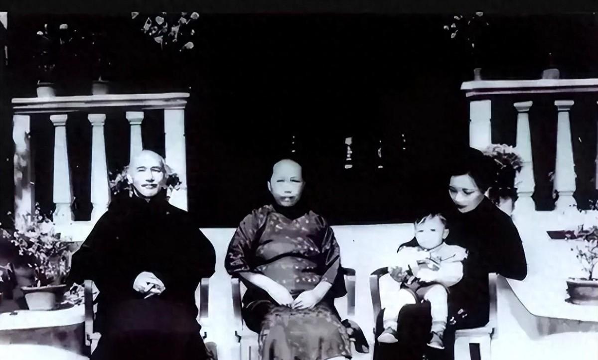 蒋介石37年与两任妻子罕见合照，毛福梅坐主位彰显身份，宋美龄神情耐人寻味192