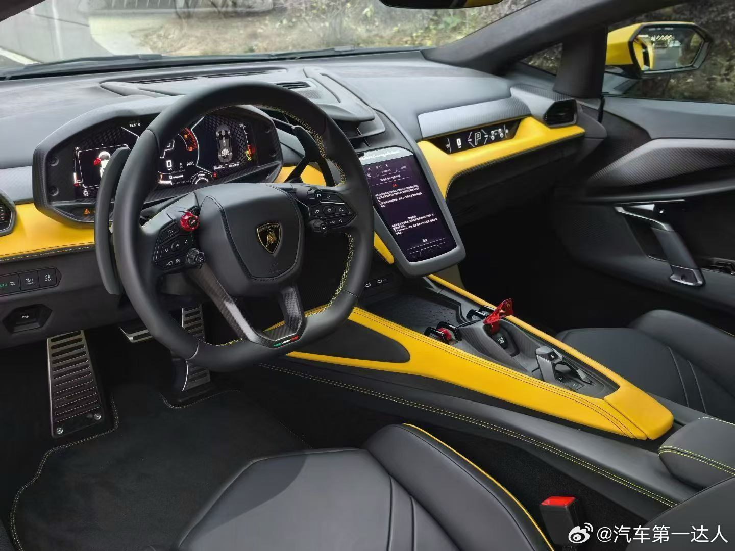 兰博基尼•Revuelto，高定版配色黄外黑内
