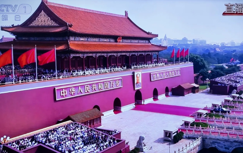 阅兵圆满结束了！还有一个疑问悬而未决，负责男女解说的到底是谁，这解说太精彩了，对