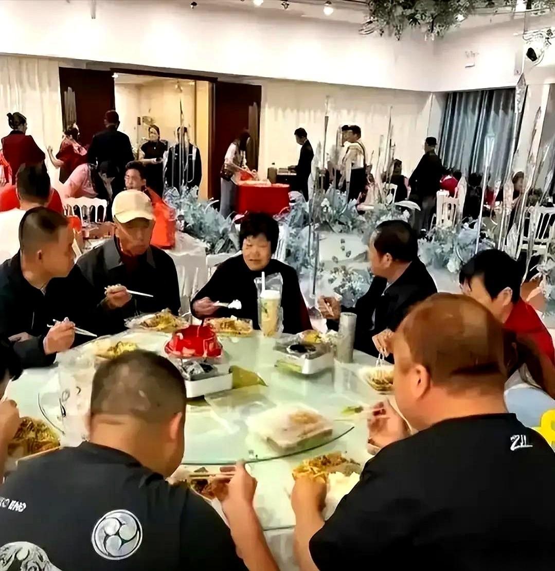 2023年湖北武汉一家五星级酒店的婚礼现场，主家给宾客端上桌的是12元一份的盒饭