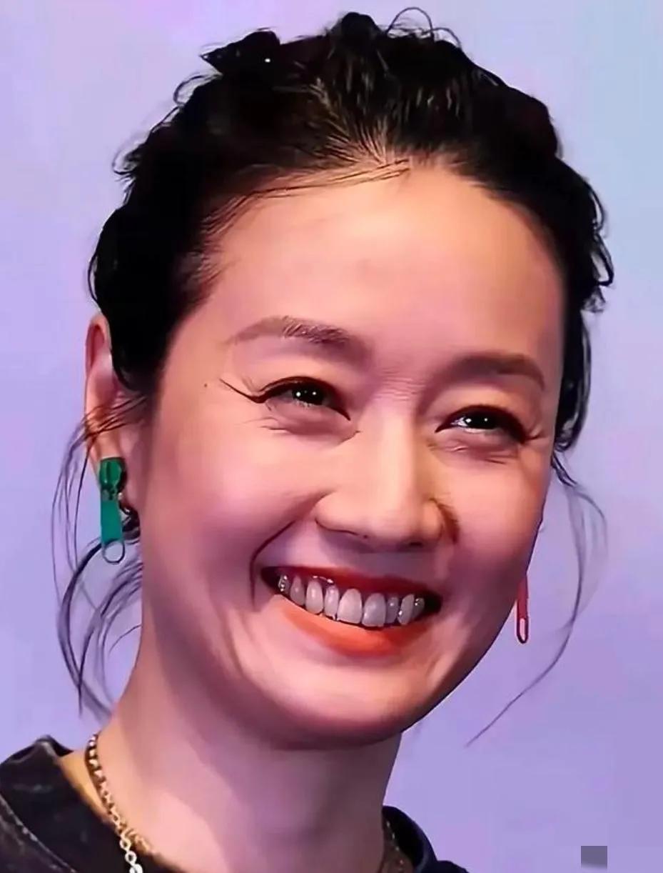 哇塞，我心中的女神马伊琍的颜值也崩塌了！近照中的马伊琍眼角皱纹粗粝，下巴崎岖
