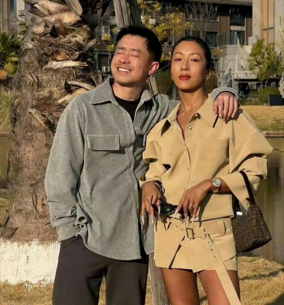 吉克隽逸晒出和老公金思辰的合照。俩人站一块，看着真般配。​