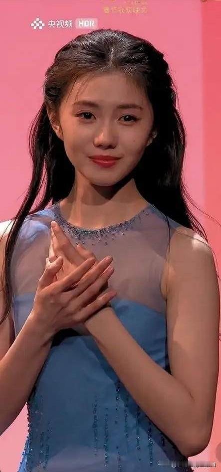 想不到，刘浩存凭借伴舞出圈了，果然还是央妈严选，刘浩存太美了。今年春晚，海来阿木