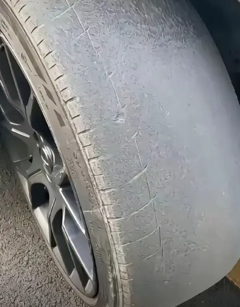 陕西，有一名男子在网上吐槽，每次他去洗车店洗汽车，洗车店的老板，都劝他换轮胎，说