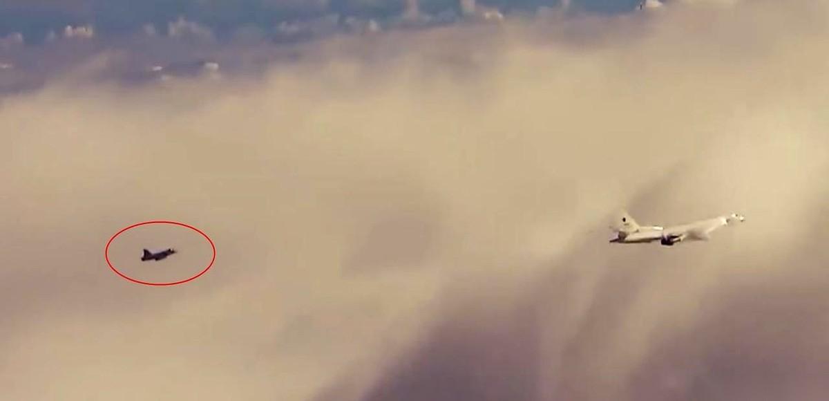 俄罗斯那几架老爷机图-95，刚凑到西太平洋上空，日本的F-15就跟闻着味儿似的，