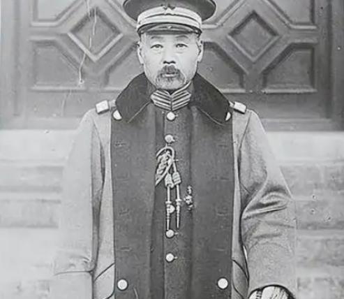 1915年曾当过民国大总统的冯国璋有一年带着卫队回乡省亲。他看到路旁有一位正在拾