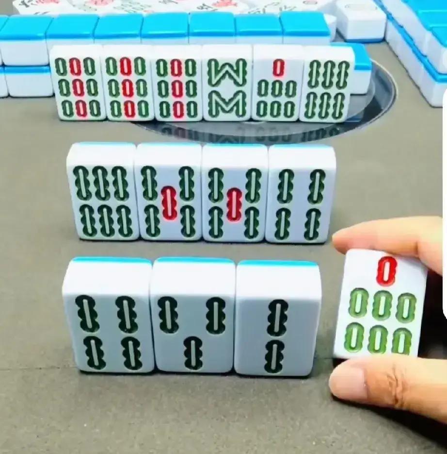 昨晚我靠一张“废牌”，赢了全家一个月的洗碗权。牌桌上，我和老婆同时听牌。我