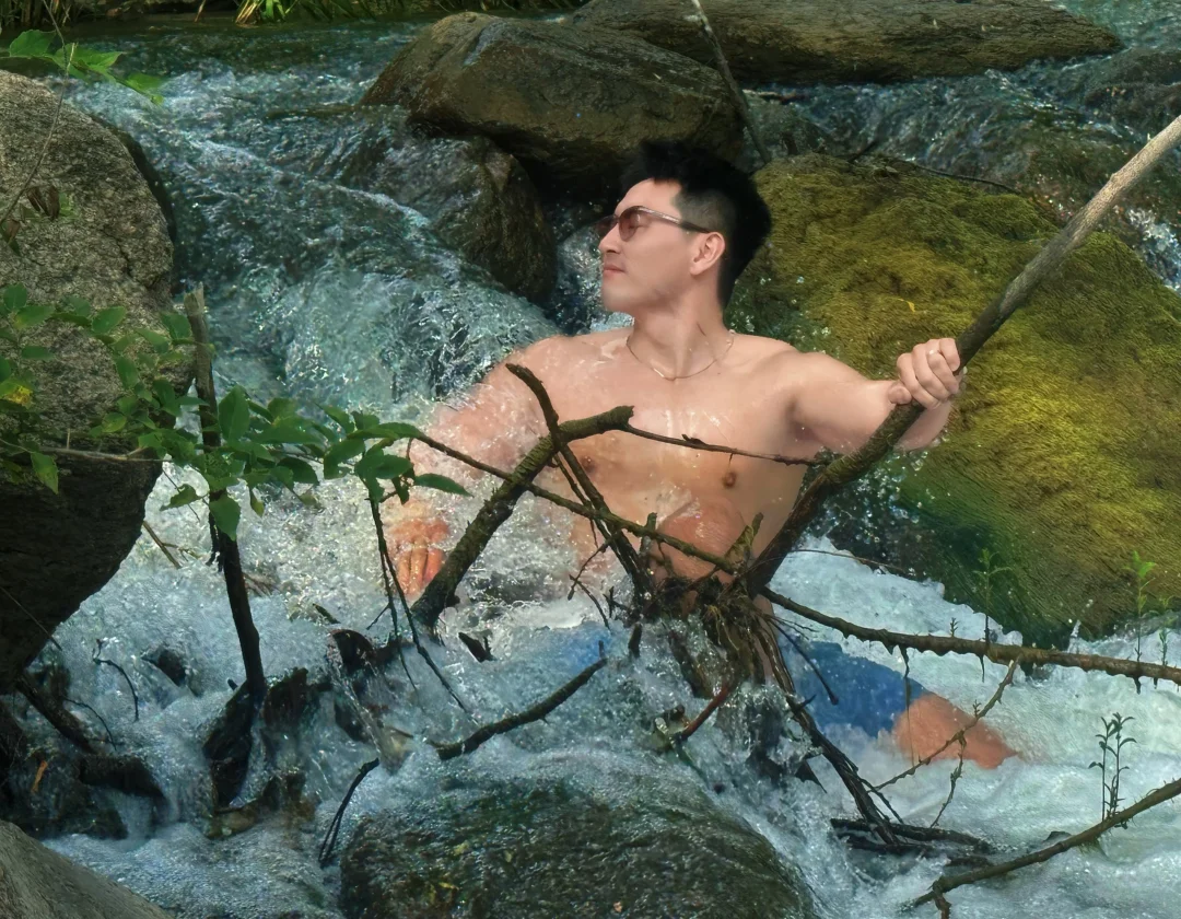 水池边的男生才是主角🌊