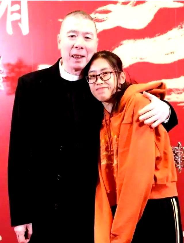 红毯就十几秒，徐帆伸手，徐朵背手，镜头一剪，全网开骂“白眼狼”。姑娘一句话